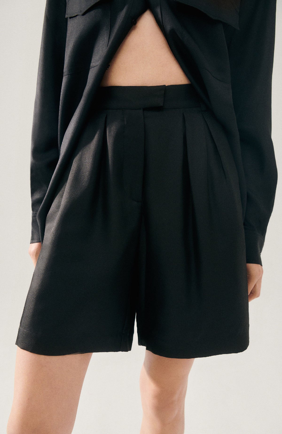 Twill Double Pleated Shorts Black